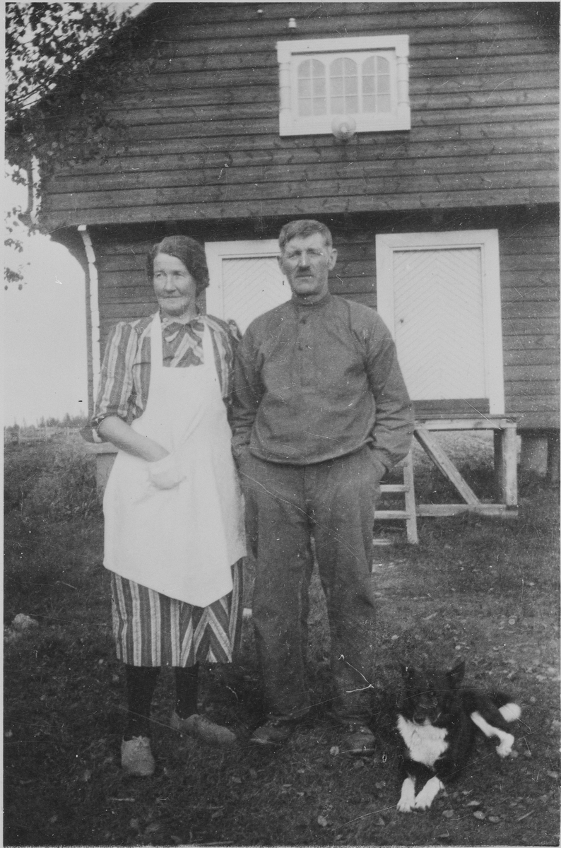 Anna Helene og Adolf Mellem utenfor stabburet.