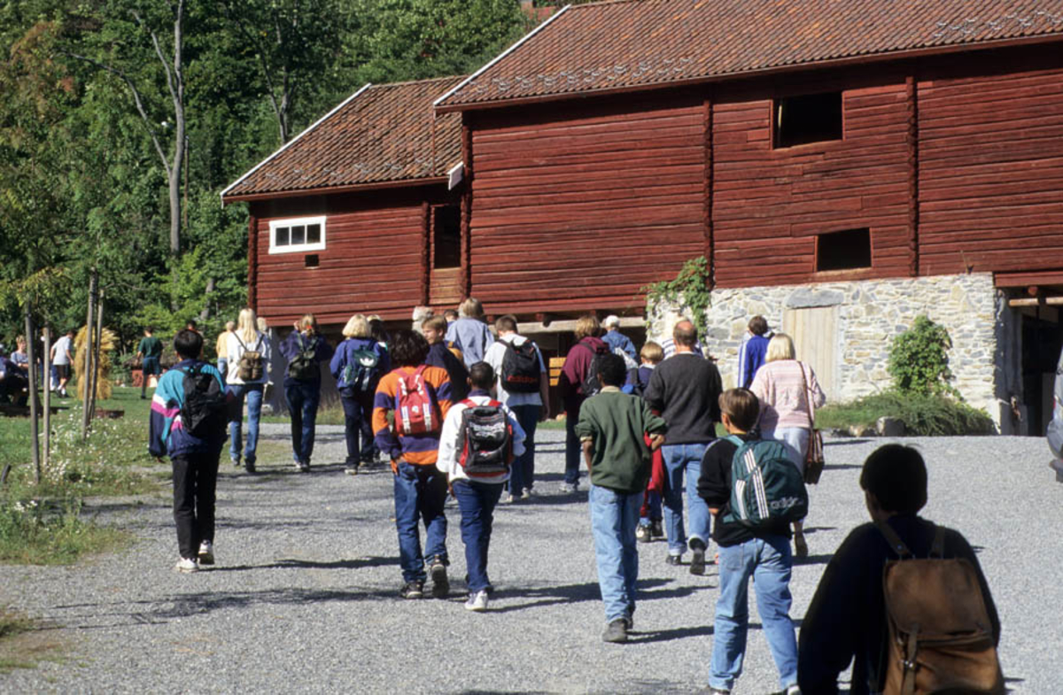 Asker museum, mennesker på vei mot rød driftsbygning (Fusdalslåven).