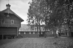Gårdstun med stabbur, låve og hus.