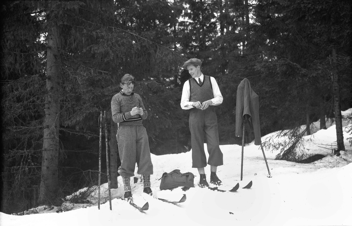 2 turgåere på ski. Lars Bry til venstre.