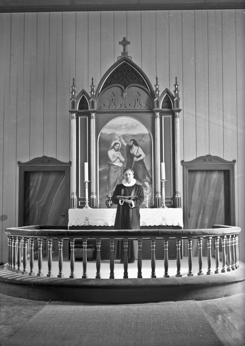 Prest foran altertavlen i Mo kirke, Nord-Odal