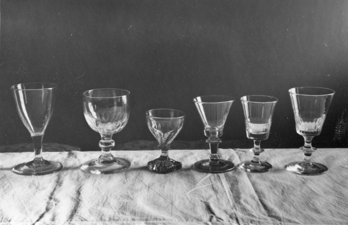 Gamle dramglass fra Oppgarden Svendby. Eid av Lars Svendby (1870-1970). Glassene er fra før 1870.