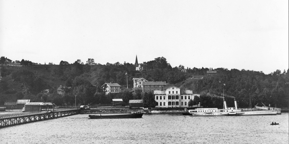 DS Mjøsen – også kalt ”Kong Oscar” - og lastepram ved Eidsvoll stasjon. Før 1921.