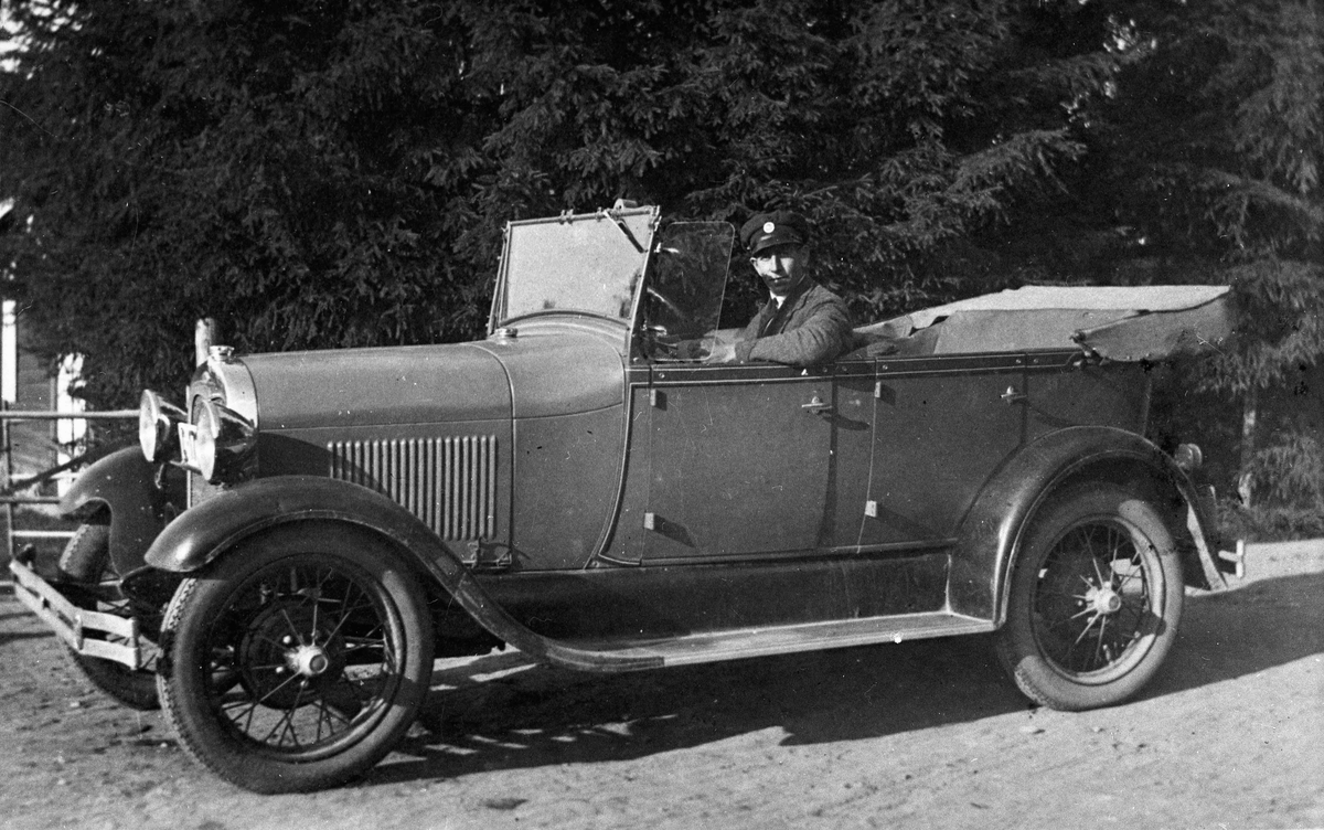 Erling Marud Løvås i førkrigs bilmodell.
