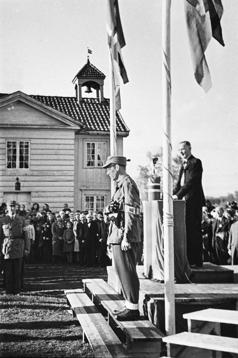 Hjemmestyrkene ved Eidsvollbygningen har parade ved Riksbygningen i mai – juni 1945. På bildet foran: Bertil Bøhnsmoen.