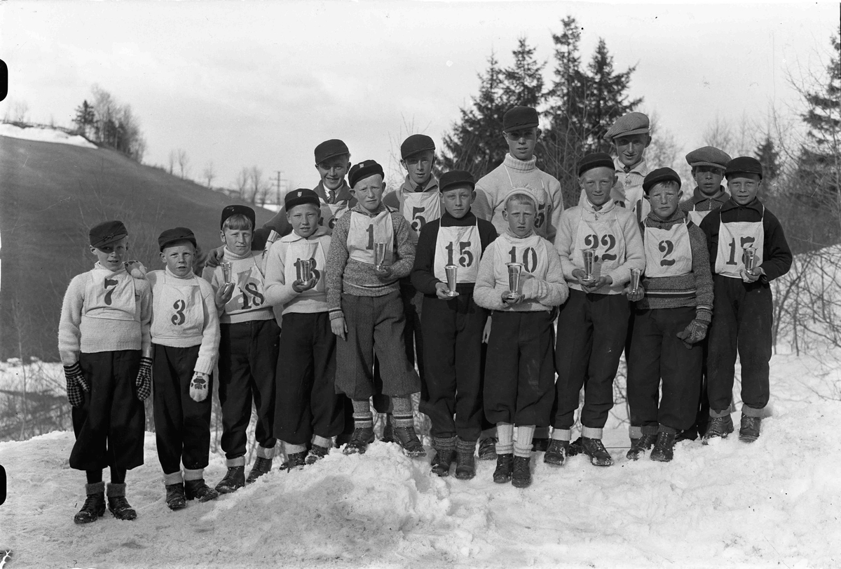 Barn som har vært med i skirenn. Nr 18 er Bjørn Tyskerud (fdt. Ca. 1920), Nr. 5 er Martin Gulbrandsen 