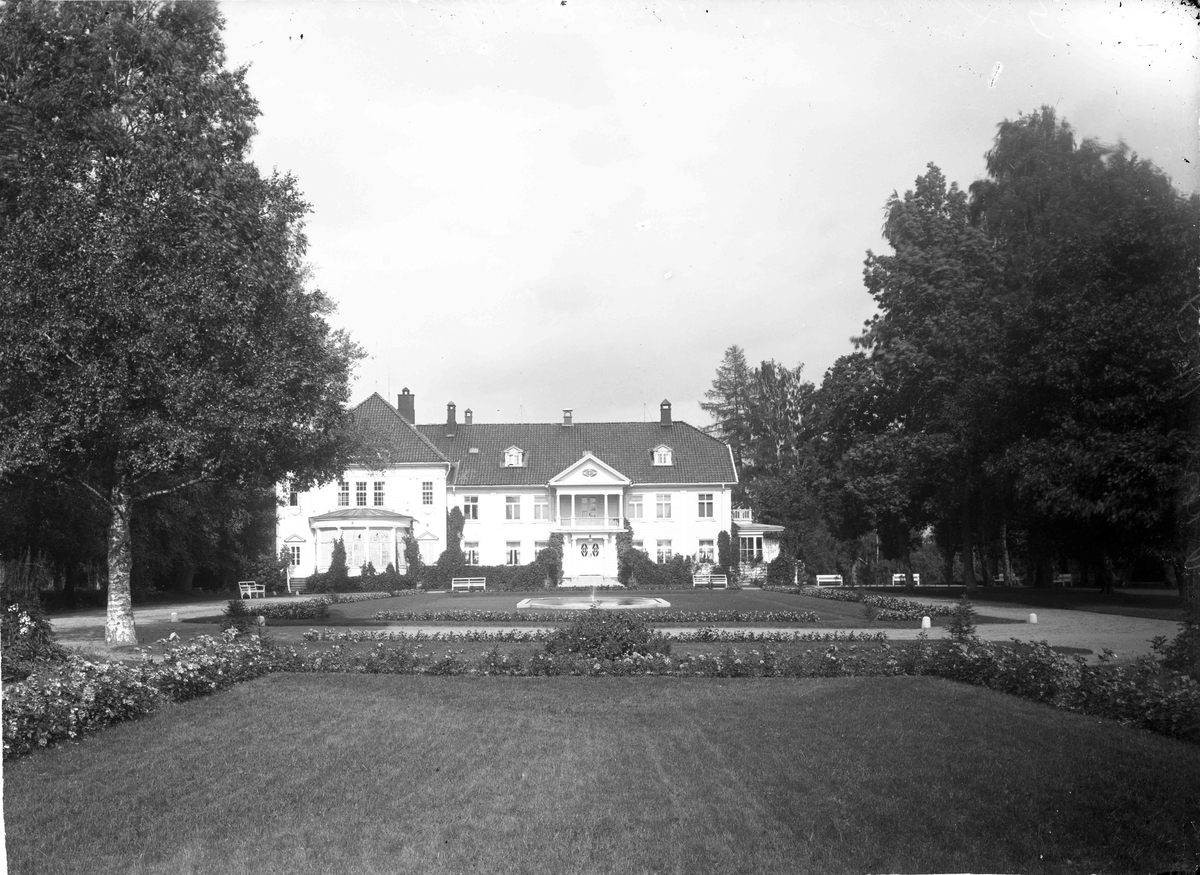 Eidsvoll Verk, hovedgård, Mathiesen. 
Huset ble påbygd mot vest i 1901, slik at det ble slik som bildet viser - i 1920. Denne trebygningen brant i 1958 eller 1959. I mai 1960 var nytt hus klart. Arkitekt for dette nye bygget var Bernt Heiberg.