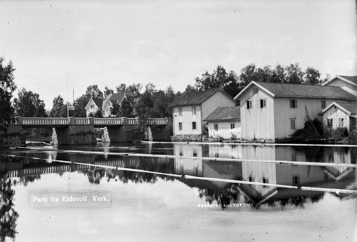 Eidsvoll Verk med Eidsvoll Verk Landhandleri og bro over gamle Trondhjemsvei.