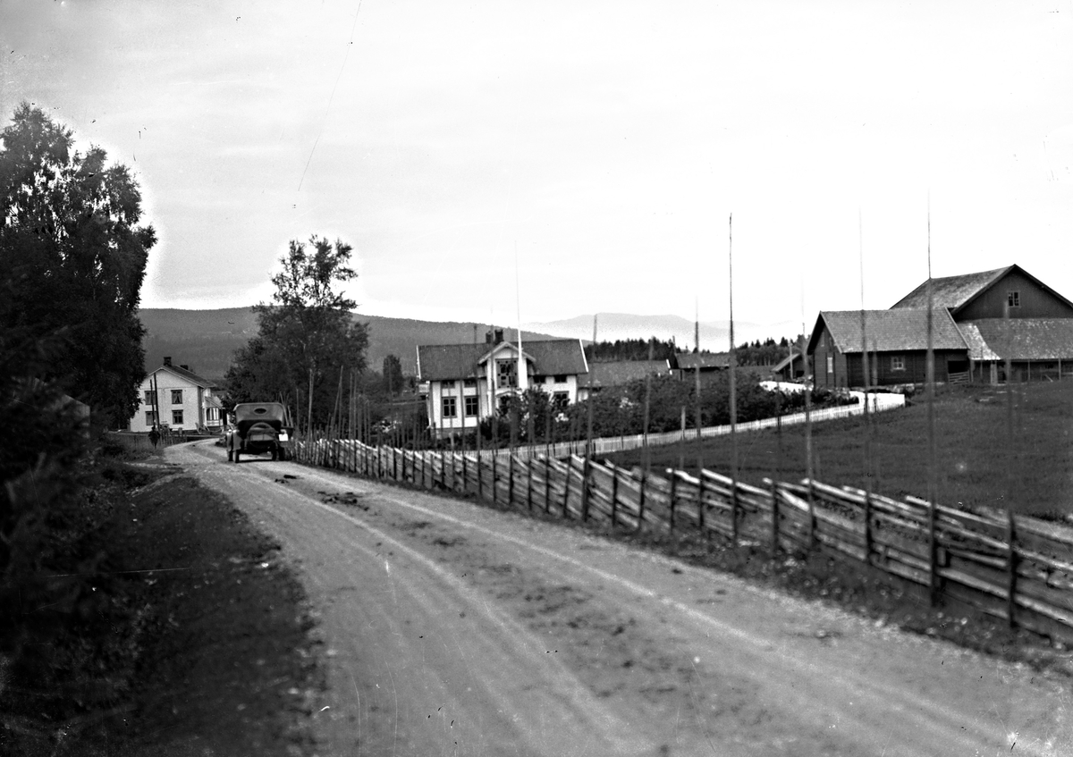 Sundby gård. Sundby meieri til venstre. Stensgård i Nannestad.