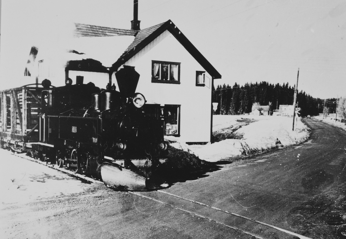Aurskog-Hølandbanens damplokomtiv XXIXb nr. 7 PRYDZ med blandet tog på Finstadbru stasjon