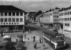 Torget med bla S.Pettersson, Romsdals Fellesbank, Myrabakken