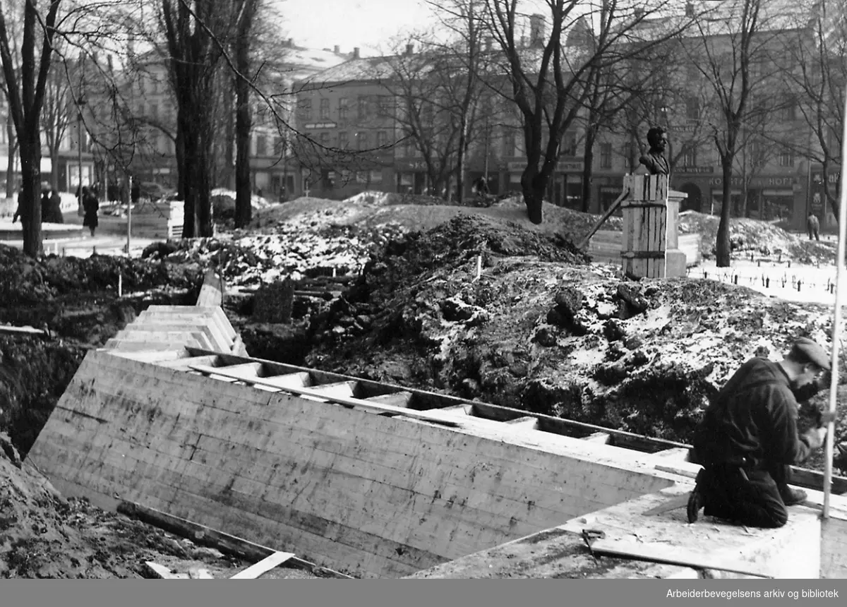 Det sivile luftvern..Dekningsgraver under arbeid ved Olaf Ryes plass, .mars 1940..
