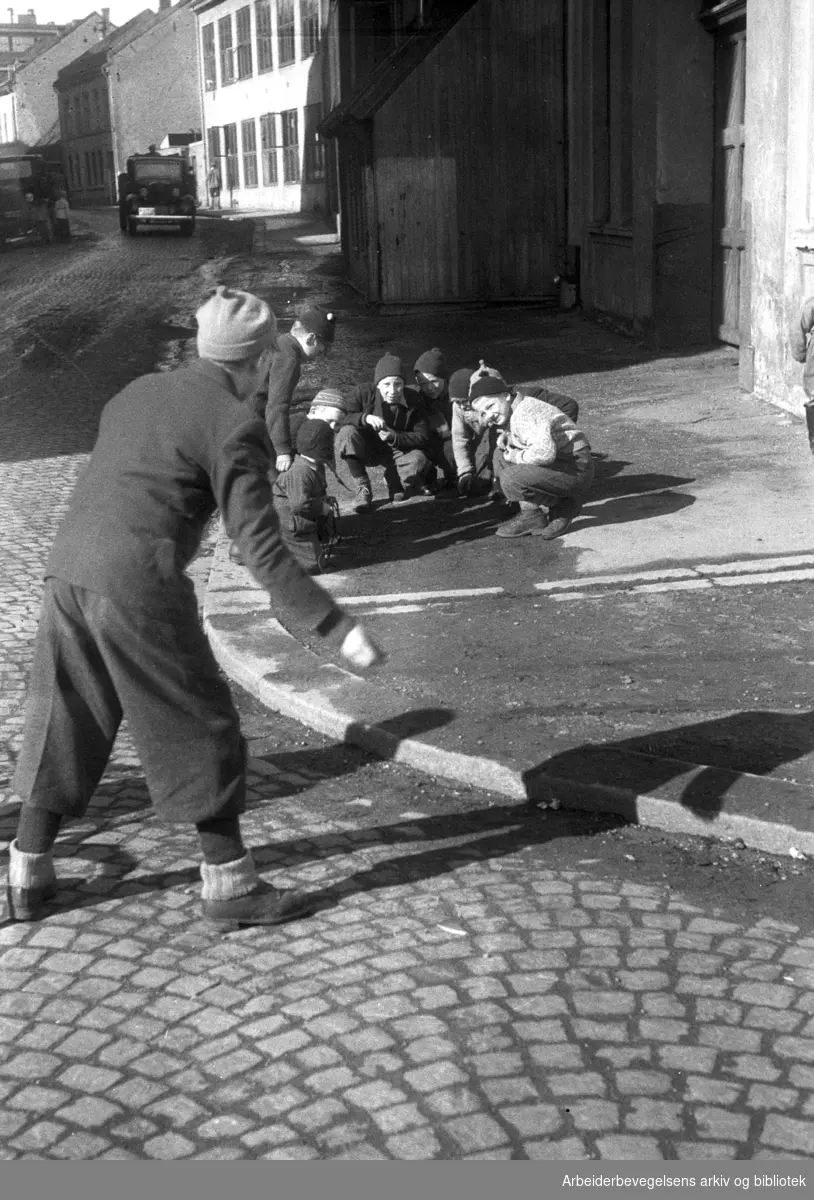 Gutter kaster på stikka, .mars 1948..