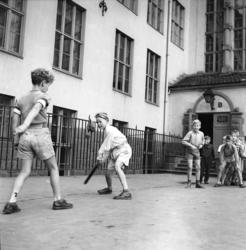 Gutter slår ball i skolegården på Hersleb Skole, 1952