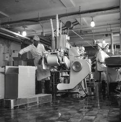 Iskremproduksjon på Fellesmeieriet,.juni 1957
