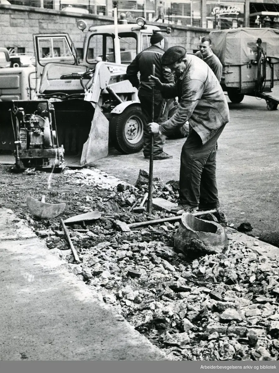 Oslo veivesen legger ny asfalt på Youngstorget, oktober 1965.