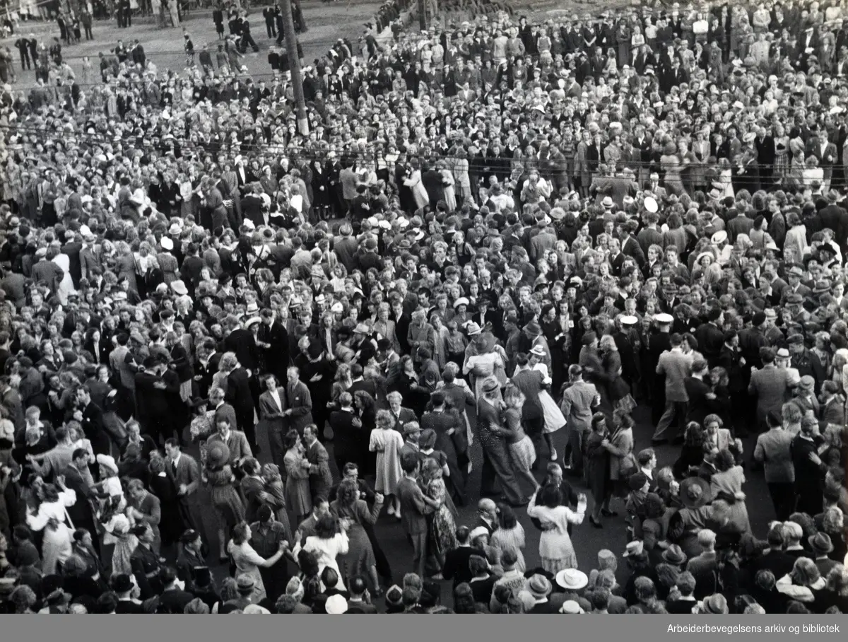 Dans på Rådhusplassen - The Allied Forces' Day,.30. juni 1945