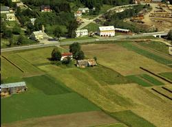 Gårdene på Årøfleten ( Årøgårdene)..Gardene på nersiden av v