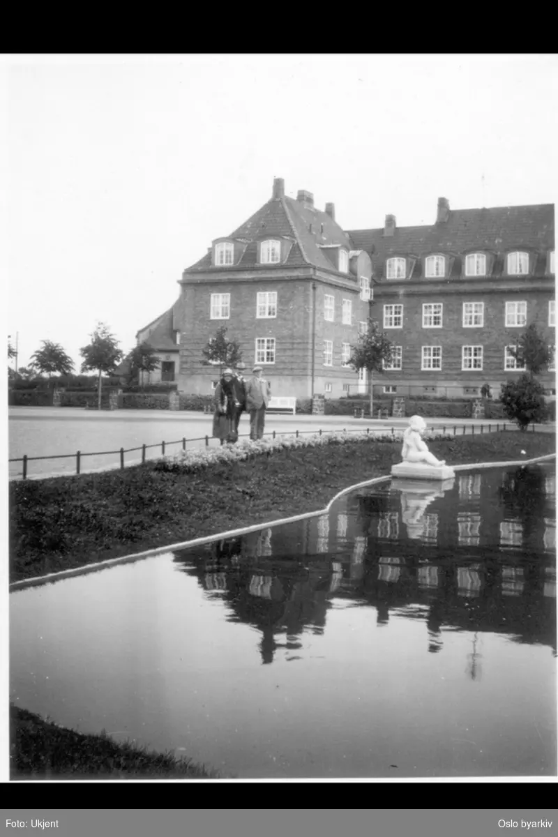 Damplassen med basseng og barneskulptur på Ullevål Hageby.