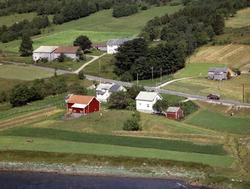 Villa..forgrunnen til venstre Jensgarden gnr 4/5..Til høyre: