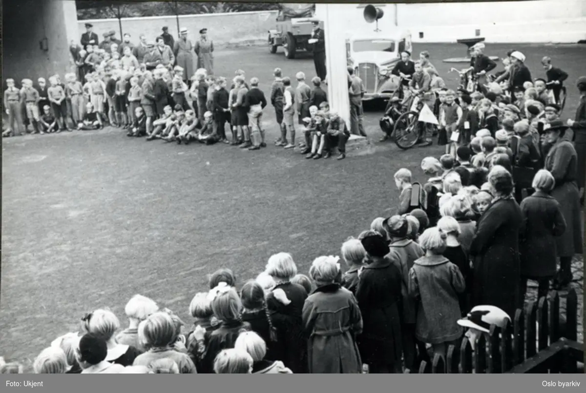 Trafikkuken 26-29 september 1939. Det sydende liv i skolegården på ...