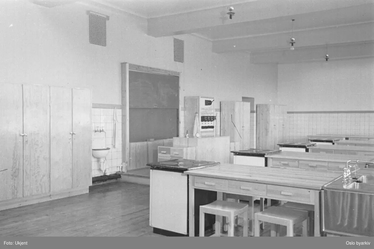 Skolekjøkken uten elever. Muligens fra 1950-tallet.
