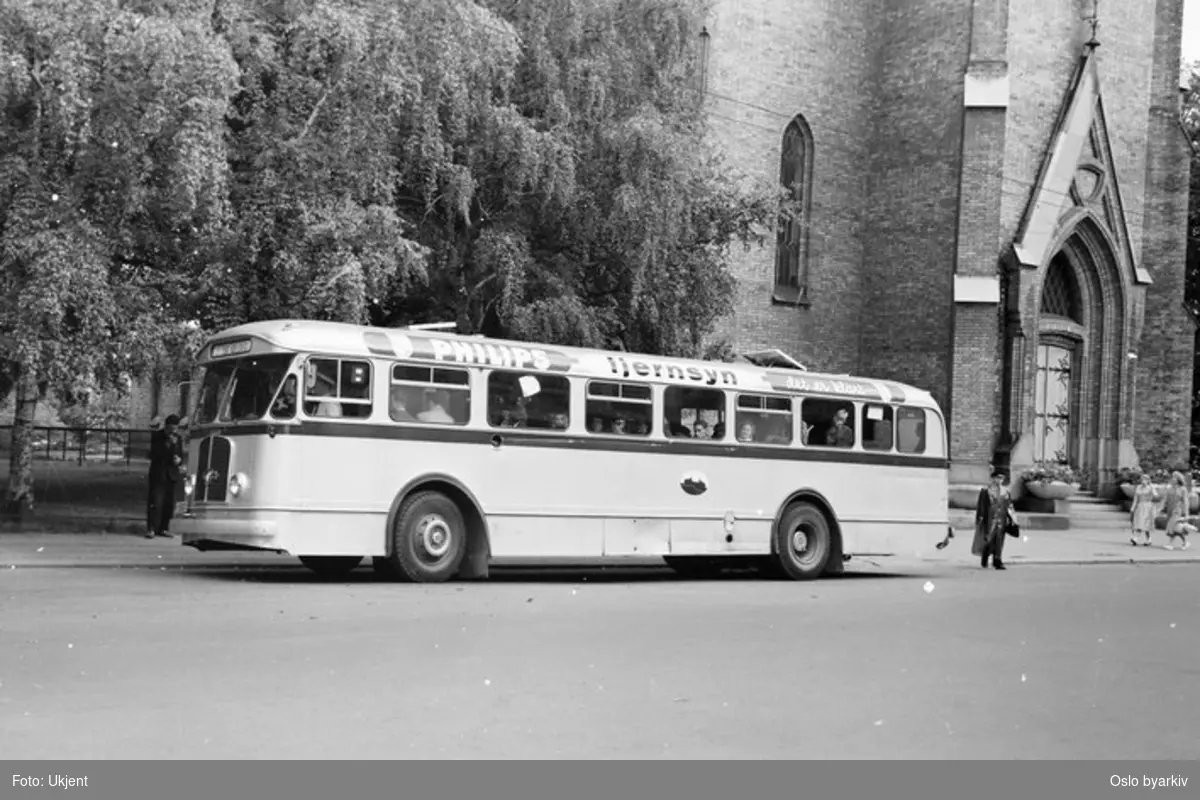 Oslo Sporveier. Sporveisbuss, A-15907, dieselbuss Strømmen / Leyland, linje 27 i Hausmanns gate ved Jakob kirke.