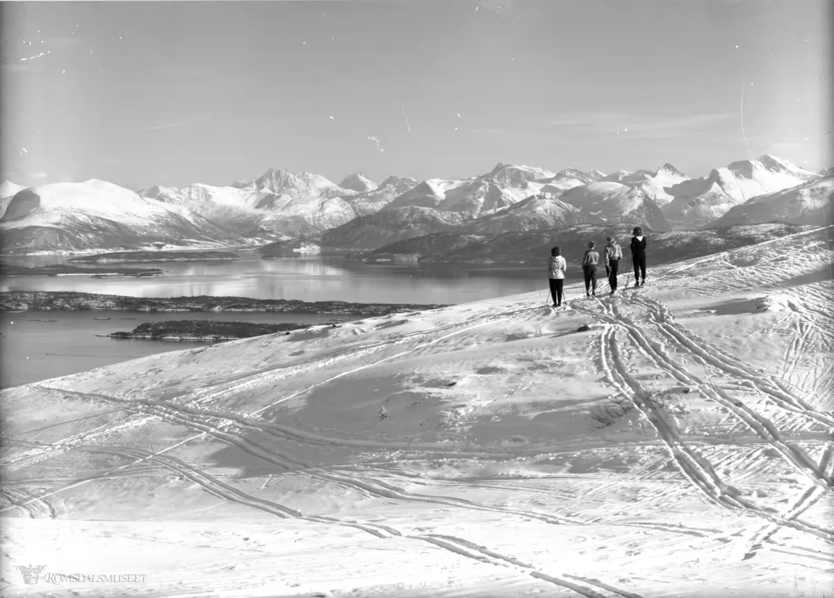 I Botnan 4 damer på ski. Romsdalsfjellene i bakgrunnen.