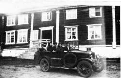 Biltur, Paul Akselvoll i sin første bil,på tur til Oslo..Med