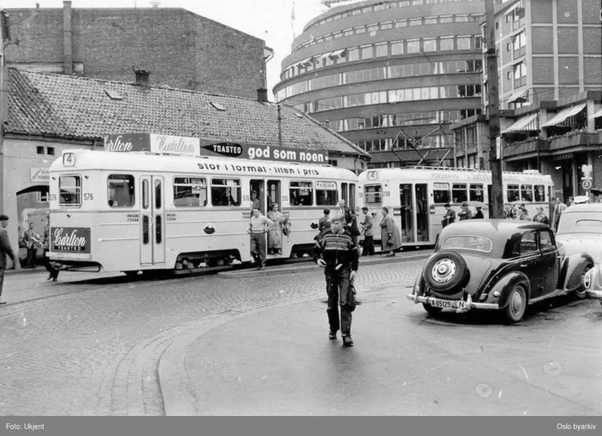 Oslo Sporveier. Trikk tilhenger 576 type TBO (fra 1957) linje 4, Bergkrystallen-Kjelsås (1957-1960), utveksler reisende, gutt med Mariusgenser, Mercedes 170. Stoppestedet ved  Gunnerus' gate ovenfor Hotell Viking.