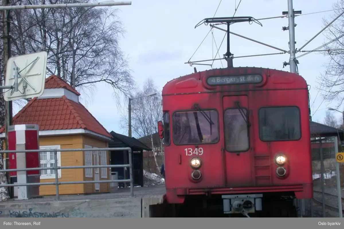 Oslo Sporveier. Kolsåsbanen. T-banevogn, serie T8, fronten på vogn 1349 på linje 4 til Bergkrystallen, her ved avgangsplattformen på endestasjonen. Telefonautomat. Hvile- og spisebu for vognbetjening.