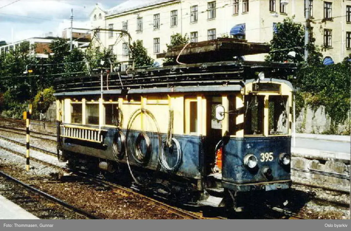 Oslo Sporveier. Trikk arbeidsvogn motorvogn type A nr. 395 (tidligere i trafikk på Lilleakerbanen og Østensjøbanen med vognnummer 1) som ledningsvogn, her ved Majorstuen stasjon.