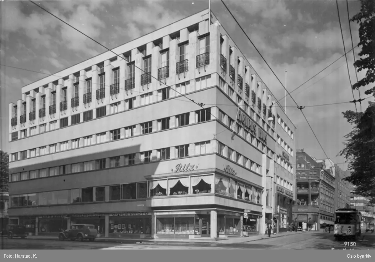 Høyres Hus (fra 1935) i Stortingsgata, hjørnet mot Universitetsgata (dagens Roald Amundsens gate). Restaurant Ritz, butikker. Trikk mot Hotel Continental. Postkort 9150
