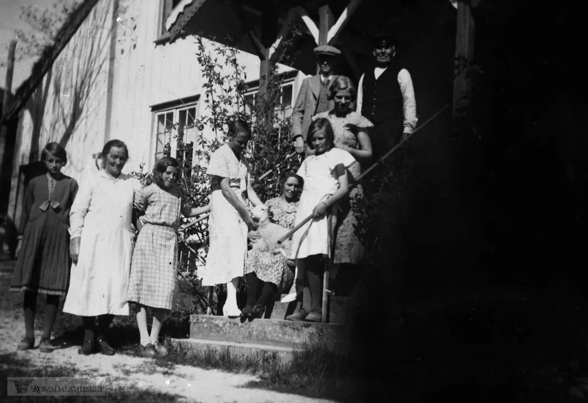 Gruppebilde, på trappa i Skorgestua. ....