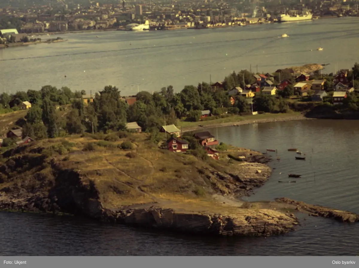 Nakholmen med Filipstad ohavnen og Oslo sentrum i bakrunnen. (Flyfoto)
