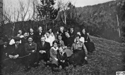 Gruppebilde frå Bugge. Namneliste, sjå reg.kort nr.2022...