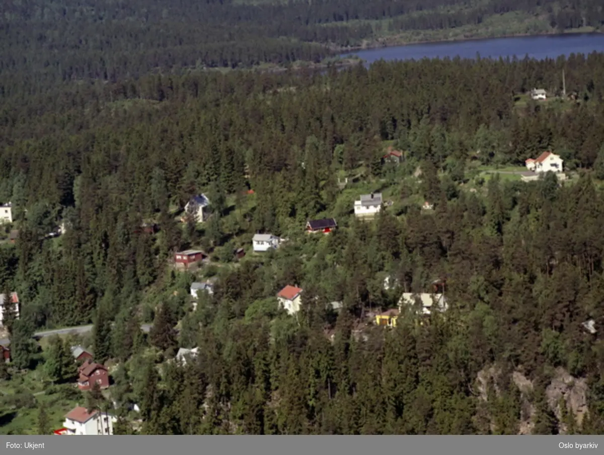 Lilloseterveien til venstre og Alnsjøen i bakgrunnen? (Flyfoto)