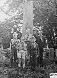 Speidere ved Bjørnsonsbautaen ved Nesset Prestegard.