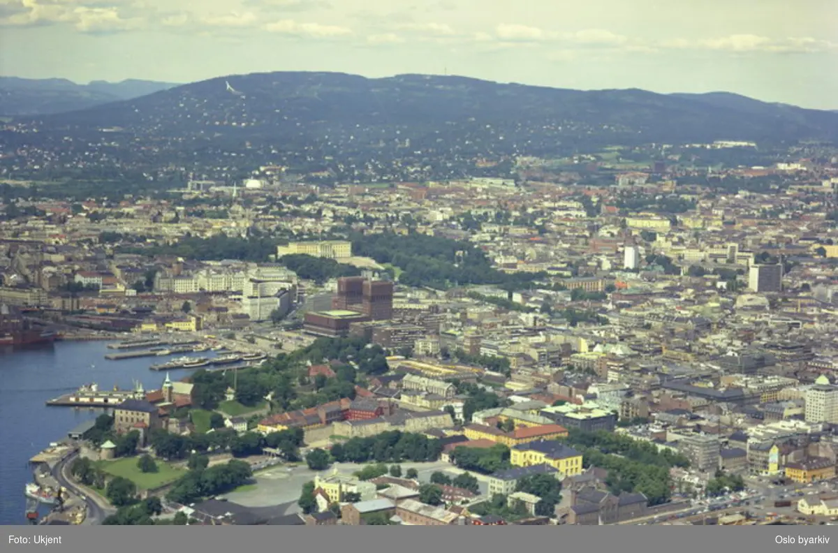 Akershus festning og Festningsplassen. Rådhuset, Slottet og Oslo sentrum i bakgrunnen. (Flyfoto)