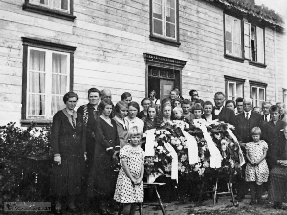 Fra gravferda til Knut Skjørsether. Knut f. 17.05.1915, d. 1934