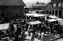 Torgdag i Molde i 1930 årene ved havna i Molde. Til venstre 