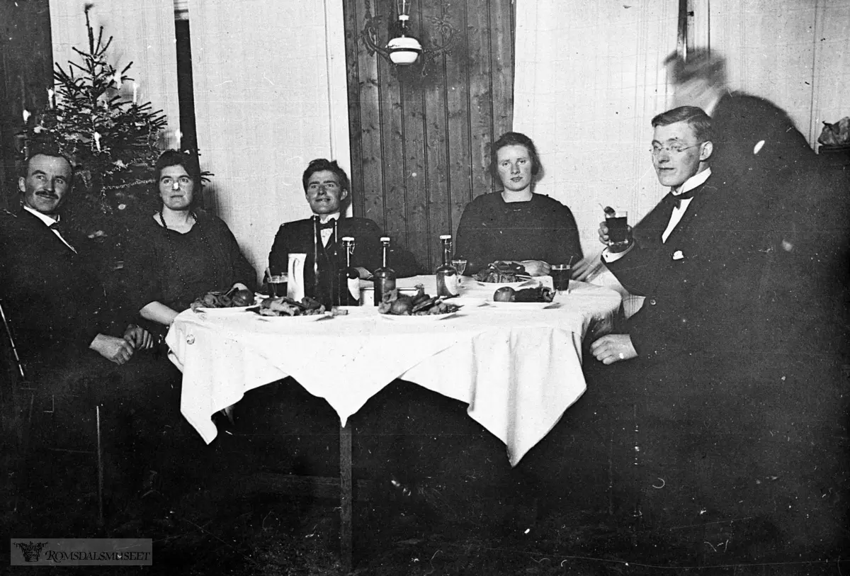 Thjenestefolk, juleselskap, Moldegård. .(Se Romsdal Sogelags årsskrift 1982 side 22). (ca 1928)