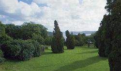 Parken på Rød herregård. Rett frem er Ringdalsfjorden, og på