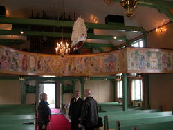 Otrøy kirke, Ugelvik, ..Gallerifronten er malt av Gunnar Hau