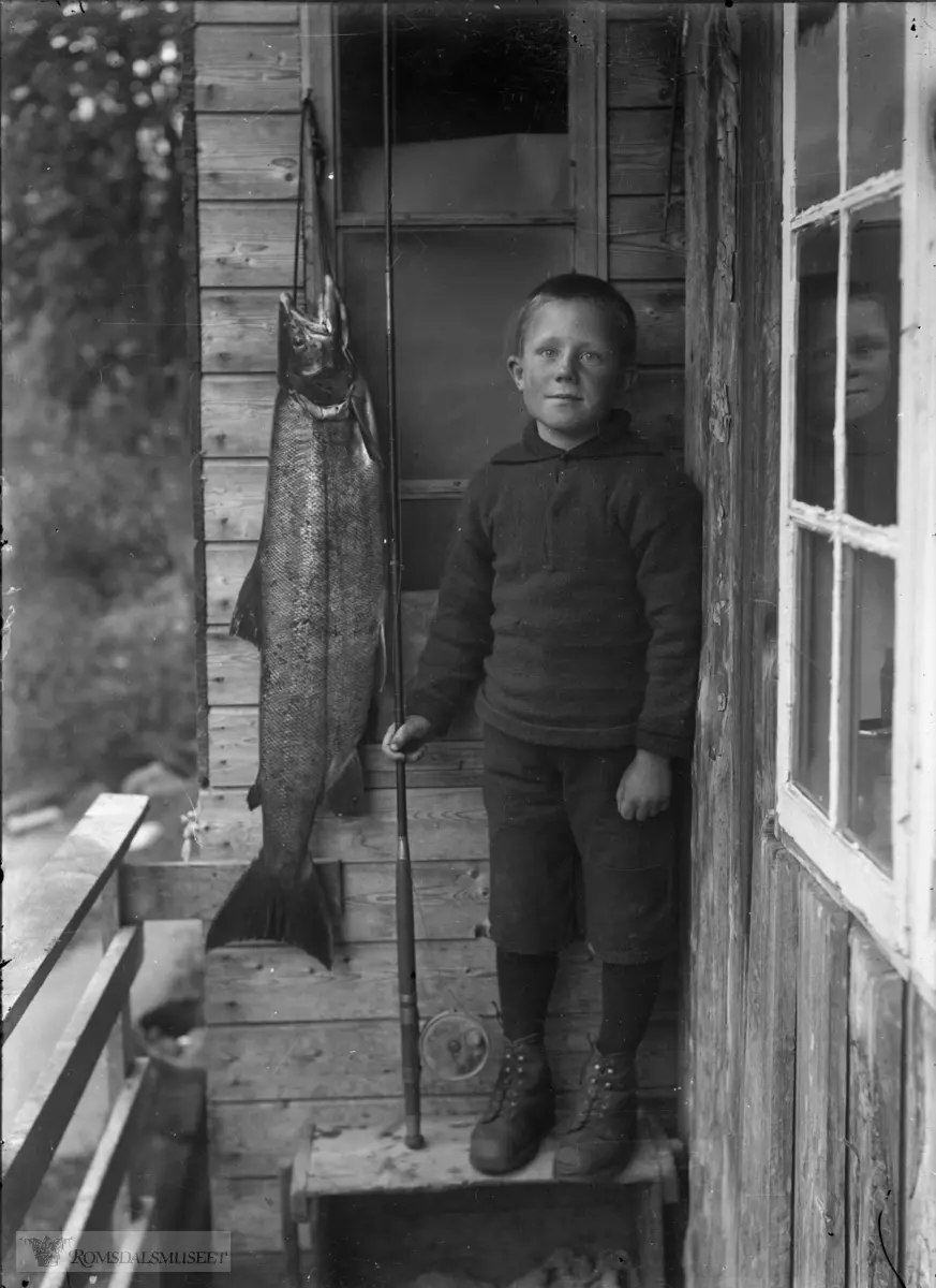 Ole E Sæterbø med laks .(Edvard var i Amerika fra april 1896 til desember 1910)