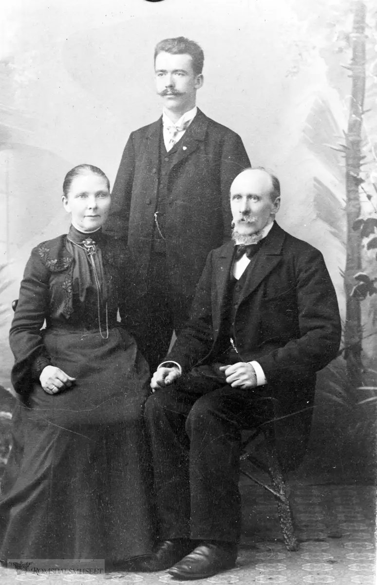 Jørgen H Gjenstad og Randi Gjenstad med sønnen Halvor.