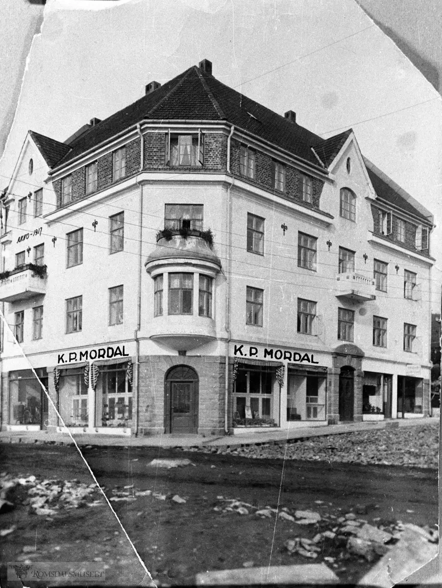 K.P Mordal..Byggeår 1917, arkitekt Trygve Solemdal..(Se Romsdalsmuseets årbok 1992 side 62)