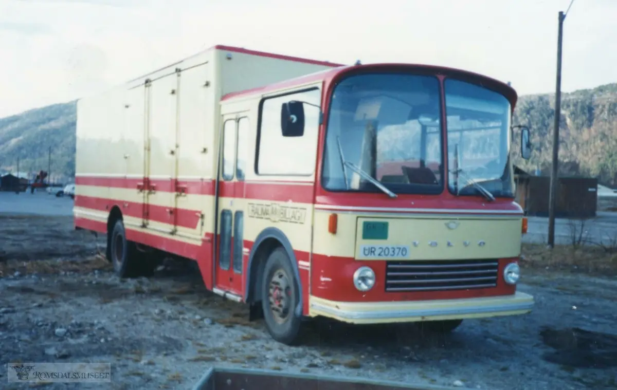 UR20370 var en Volvo BB57 1974-modell, godsvogn med karosseri bygd hos Bussbygg på Hovednakken i Molde. Den gikk i rutetrafikk Åndalsnes-Molde på sørsida av fjorden, via det tidligere ferjesambandet Vikebukt-Molde...(fra Oddbjørn Skjørsæter sine samlinger i Romsdalsarkivet)