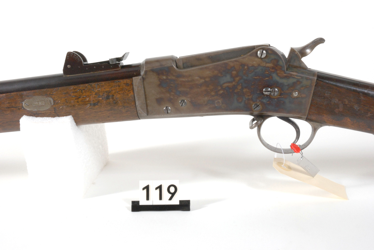 Dette er et 12 mm prøvegevær fra omkring 1873/ 1874 med en tidlig type magasinavstenger.