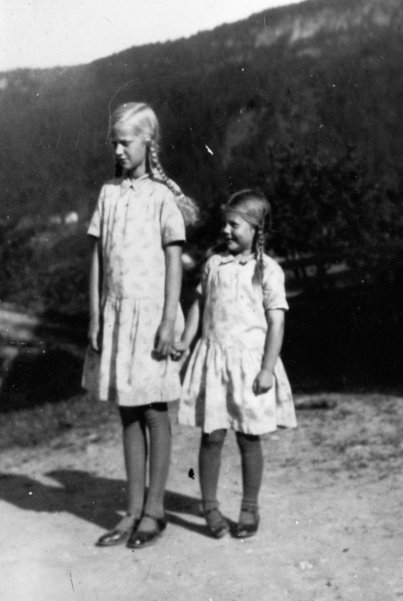 Gruppe,kjole
Frå v.Ruth Sørsdal og Olaug Sørsdal.